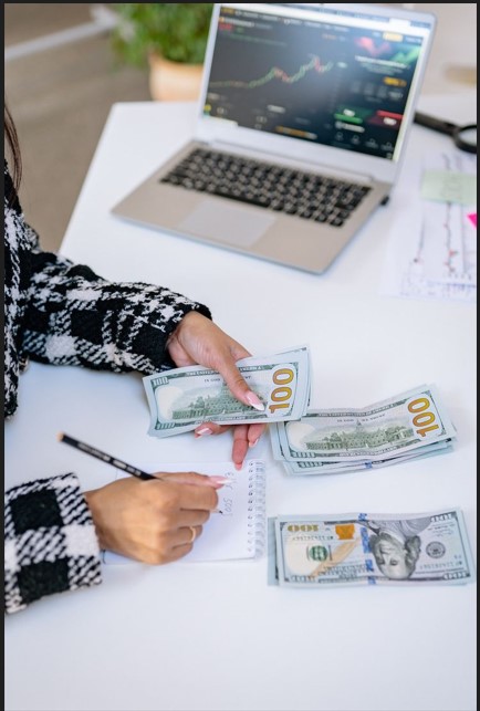 picture of a lady counting dollars